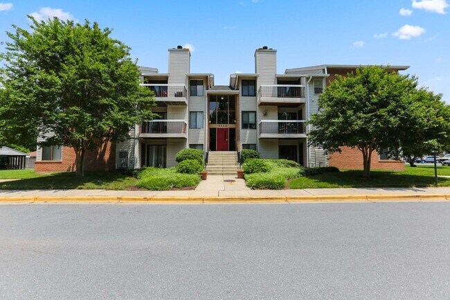 Primary Photo - Charming Top Floor Condo with Pool View!!