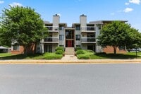 Building Photo - Charming Top Floor Condo with Pool View!!