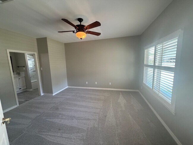 Building Photo - 125 Dove Ln