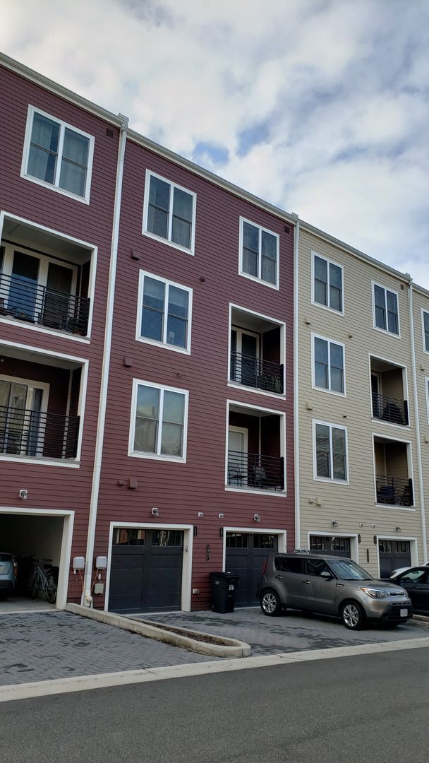 Building Photo - 3 BR Plus Den and Garage in Potomac Yard!