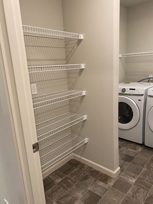 Building Photo - AVAILABLE NOW!!! 4BD/3BA - Pet friendly + Fenced Yard & Washer/Dryer Included - Great South Locat...