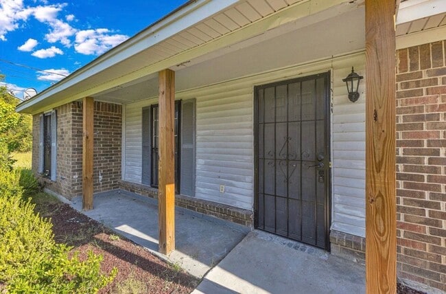 Building Photo - 701 Southlawn Dr