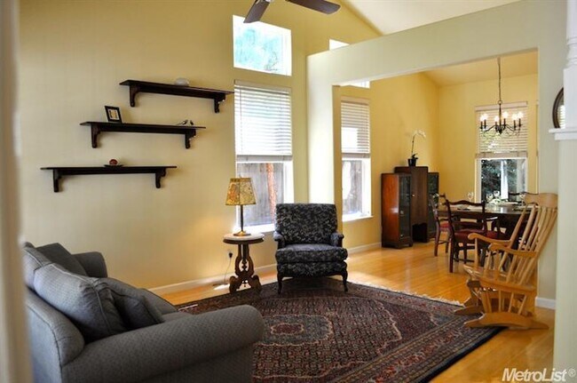 Building Photo - Comfortable Contemporary  Furnished home Short term rental only