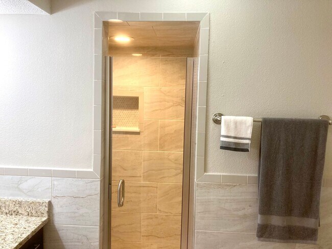 Building Photo - Furnished condo with dock!