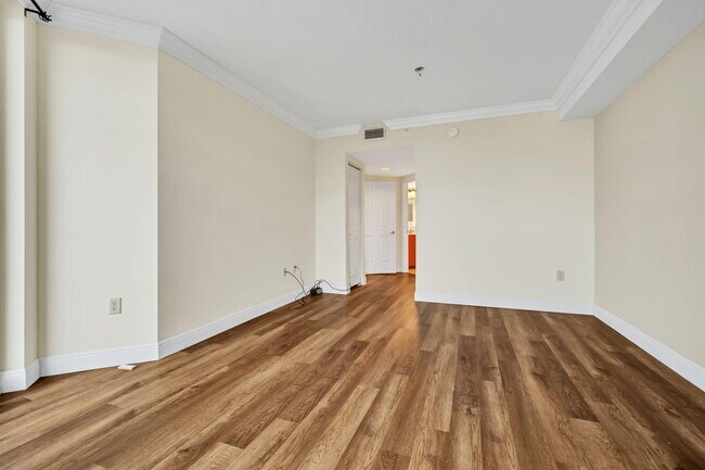 Building Photo - 401 SW 4th Ave