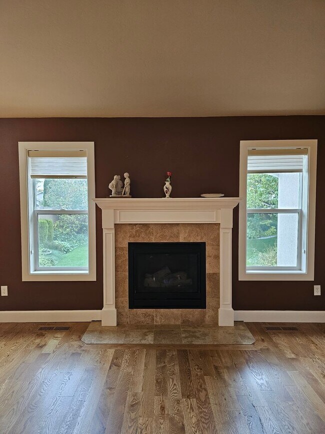 Building Photo - Townhouse located near Canyon Rim Parkway ...