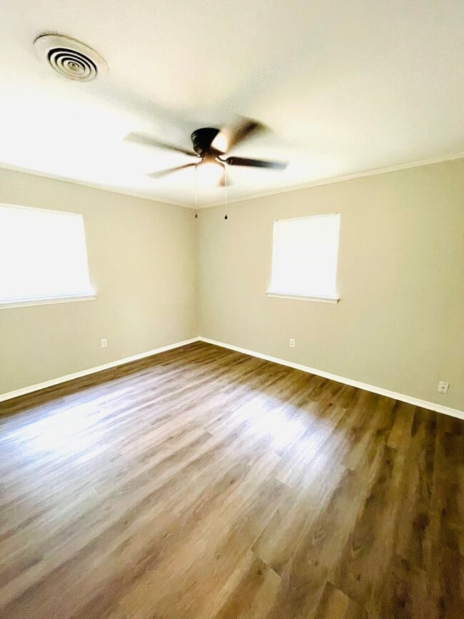 Building Photo - ** 3 Bed 1 Bath located in Grove Hill Esta...
