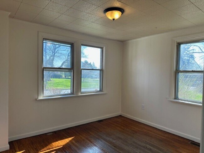 Building Photo - 219 Redwood St