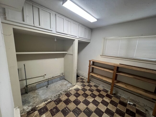 Building Photo - 464 Arbutus Ave