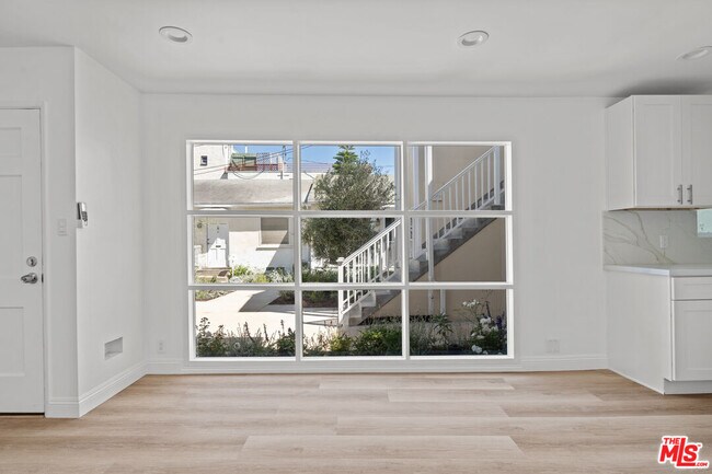 Building Photo - 814 3rd St