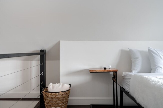 Building Photo - 98 Brickel St