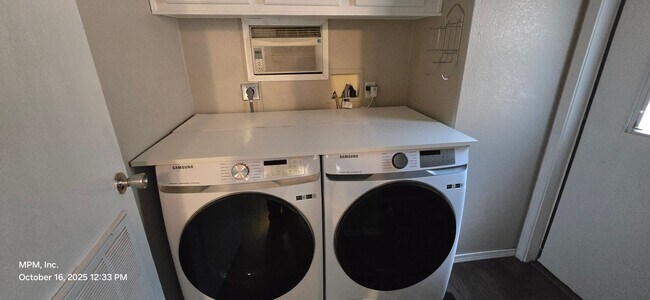 Building Photo - Large 3 bedroom home in the country