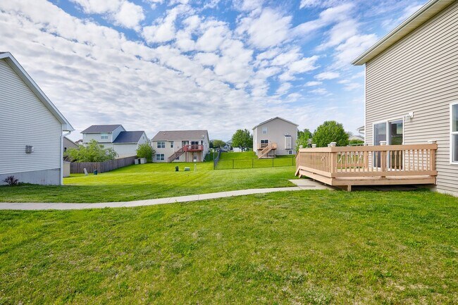 Building Photo - Commuter's Dream!!  3 Bedroom, 2.5 Bathroom Home in West Des Moines!
