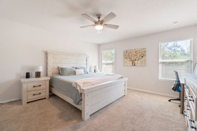 Building Photo - Gorgeous and Spacious 5/3 Home with Commun...