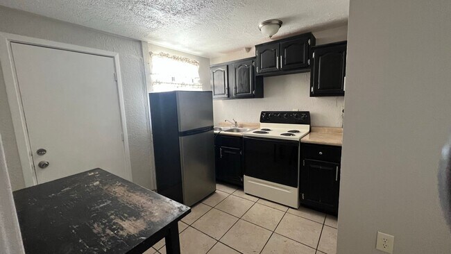 Building Photo - Beautiful home with 2 kitchens and 3 bedrooms and 2 bathrooms