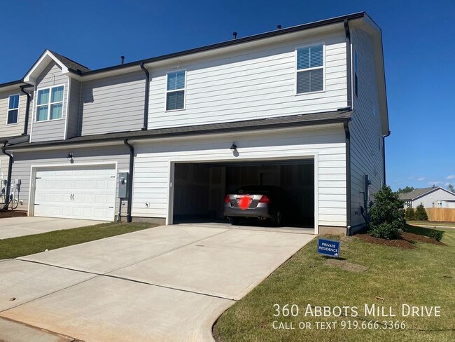 Building Photo - Charming 3 Bedroom Home