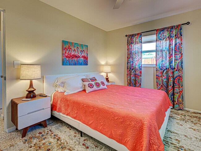 Building Photo - Seasonal Rental Near Venice – Pet-Friendly...
