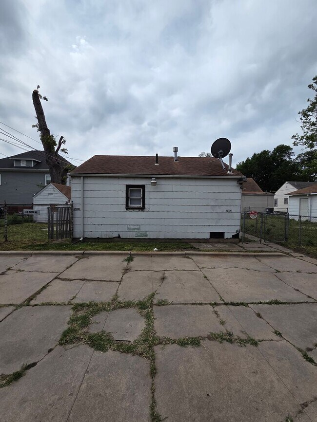 Building Photo - 712 W Dayton Ave