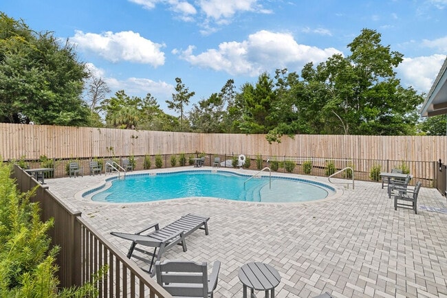 Building Photo - 68 Sarah St