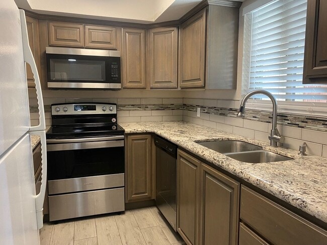 Building Photo - 2 Bedroom - 2 Bath Condo