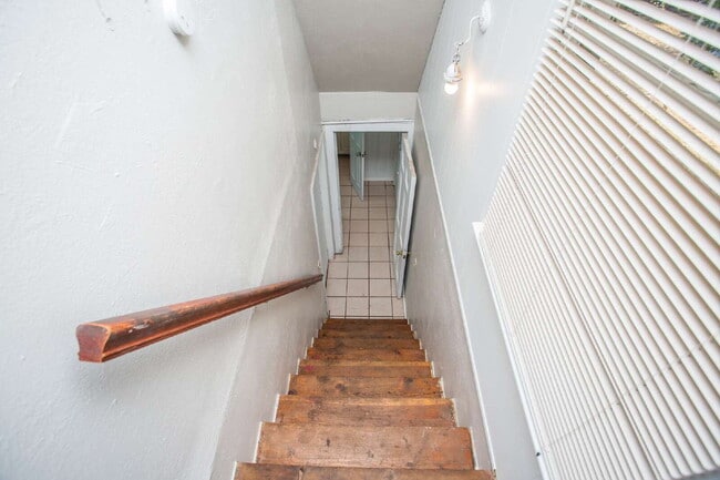 Building Photo - "Spacious 5-Bed Oasis with Granite Elegance & Hardwood Charm in Lubbock!"