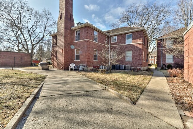 Building Photo - 2 bedroom, 1 bath condo close to Blair Par...
