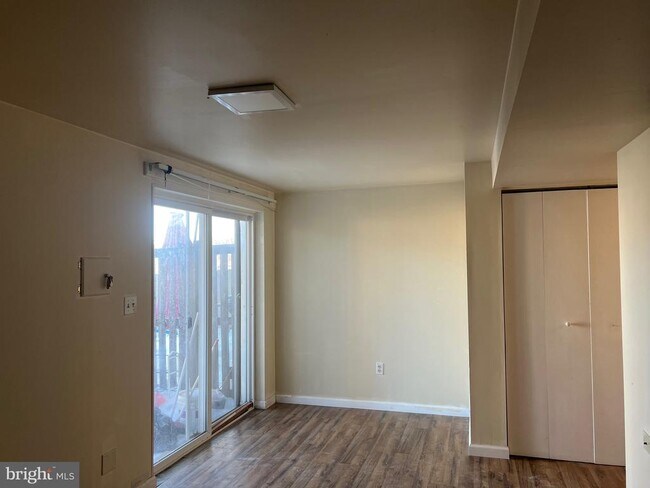 Building Photo - 16 N Pendleton Ct