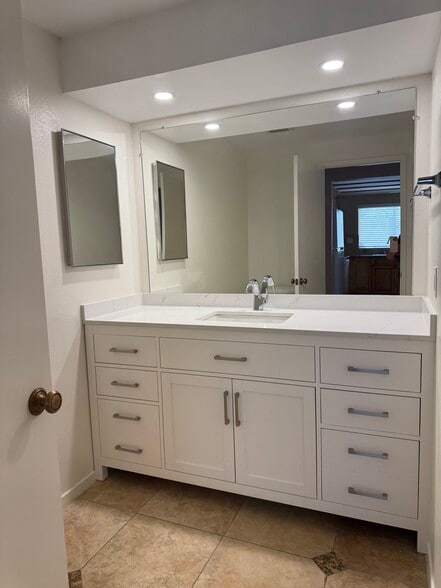 Guest Bathroom - 3882 Radcliffe Ln