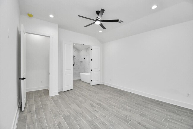 Building Photo - 519 Lovers Ln