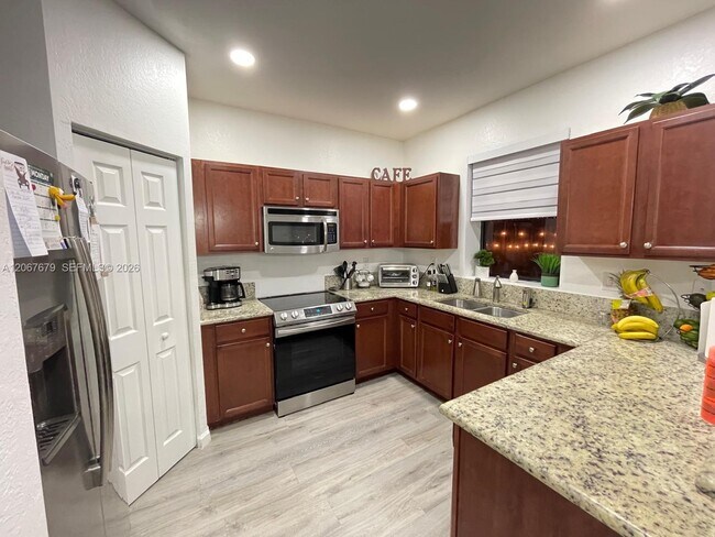 Building Photo - 17430 SW 153rd Ave