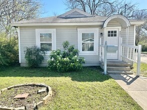 Building Photo - Adorable 2 Bed / 1 Bath Near Downtown Denton!
