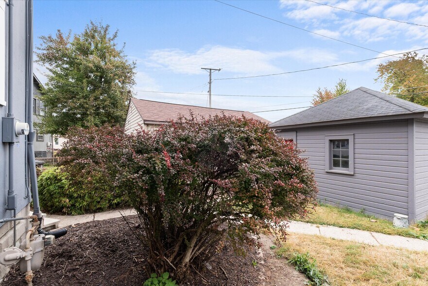 Building Photo - 1134 Saint Joseph Blvd