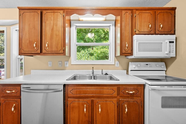 Building Photo - Charming Brick Ranch with Spacious Living Areas & Beautiful Bay Window Views!