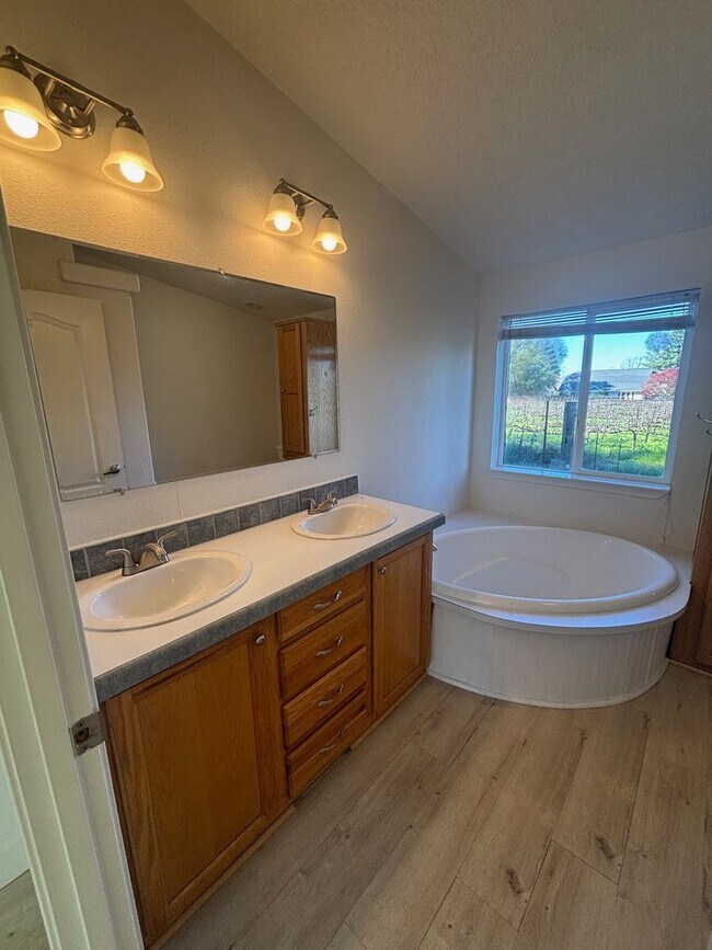 Building Photo - Single Level 3 Bedroom 2 Bathroom Home located just minutes from both Windsor and Larkfield w/ Ut...