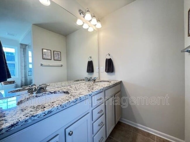 Building Photo - 263 N Sydney Ct