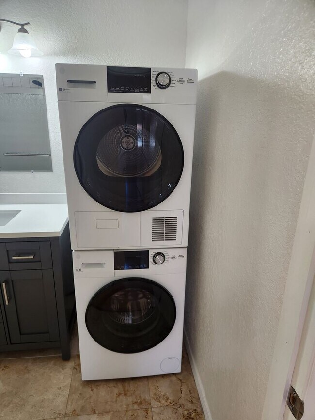 Building Photo - 3 Bedroom 2 Bath Upper Unit in Mira Mesa