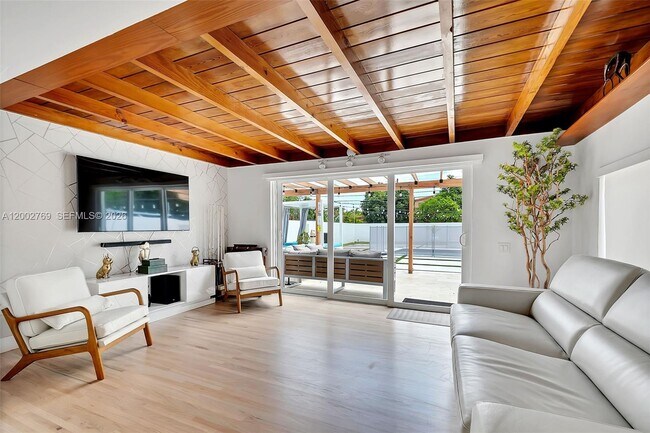 Building Photo - 301 SW 30th Ct