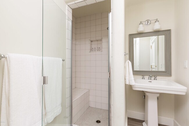 Building Photo - 7421 N Las Brisas Ln