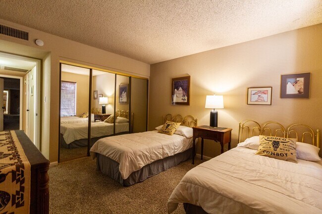 Building Photo - Charming Unfurnished 2-bedroom 2 bath home in Sun Lakes 55 + community!