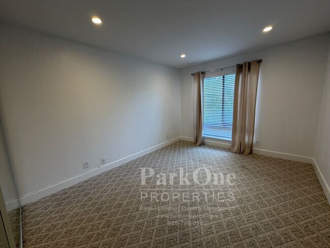 Building Photo - Spacious Condo Near Downtown Walnut Creek Available Now!