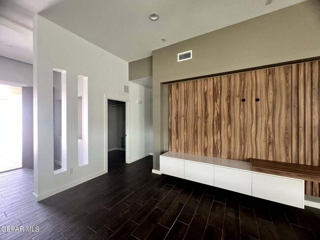Building Photo - Open floor plan. 4 Bedrooms, 2.5 baths, 2 ...