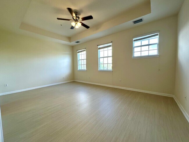 Building Photo - 425 Greenwich Cir