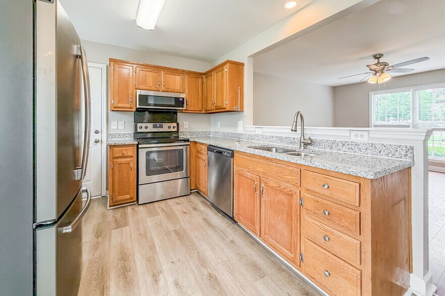 Building Photo - 2853 Sutherland Dr
