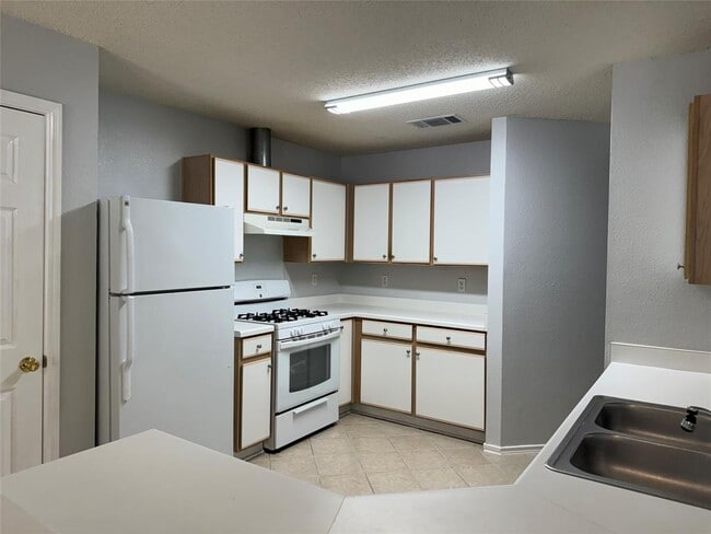 Building Photo - 9700 Copper Creek Dr