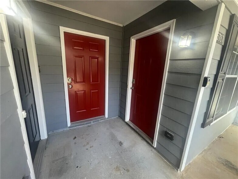 Unit B - 5787 Summerglen Ln