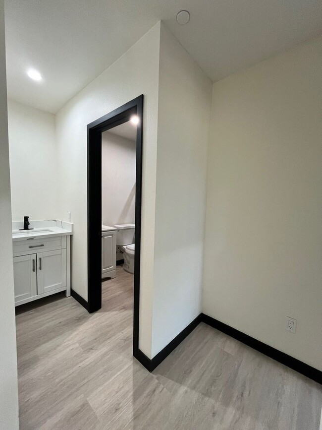 Building Photo - Beatiful and spacious Rental in Montebello...