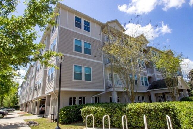 Building Photo - Oxford Terrace II: 4/4 luxury apartment just 3 blocks from UF & 1 block from Sorority Row. Now Re...