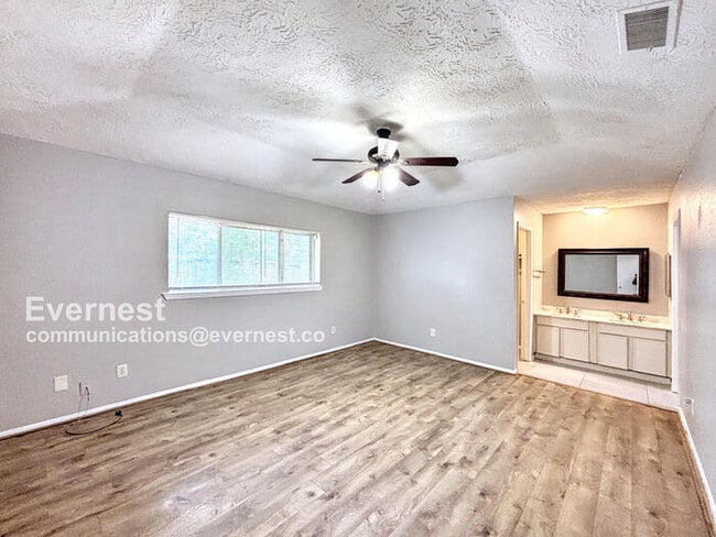 Building Photo - 203 Woodvale Dr