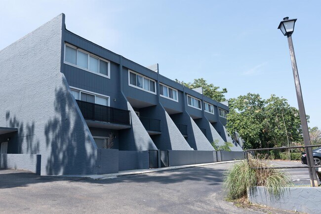 Building Photo - 830 E Park Ave