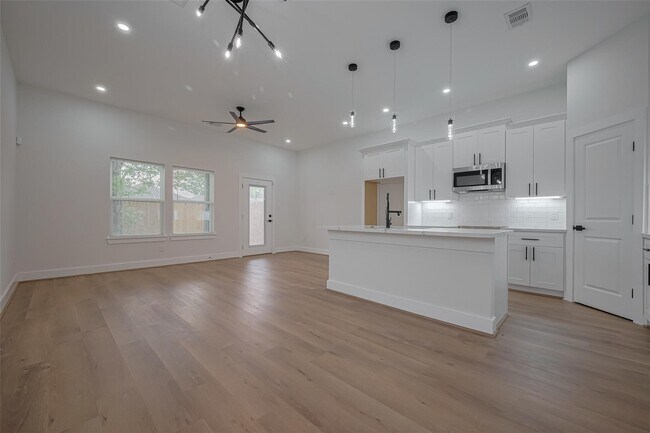 Building Photo - 7546 Charlie St